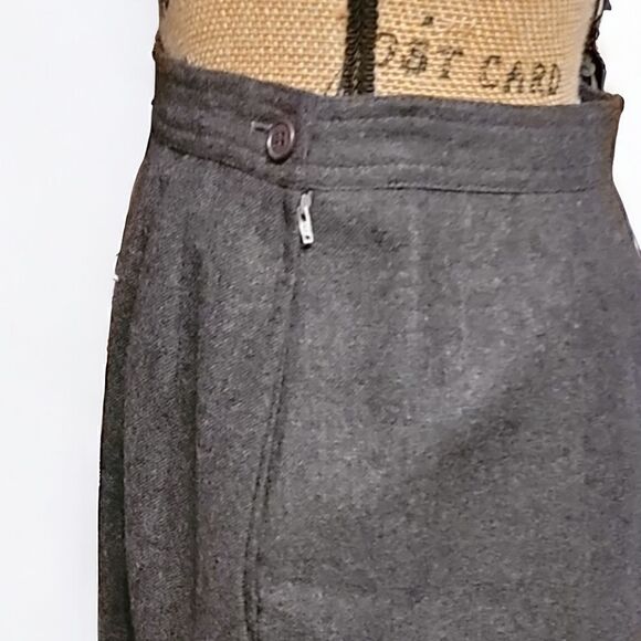 Valentino Wool Skirt Size 8 in EUC - Picture 2 of 7
